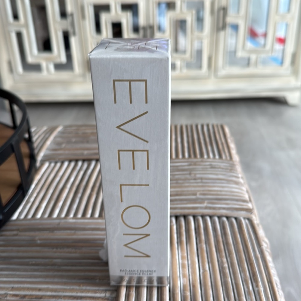 Eve Lom Time Retreat Radiance Essence - White - Picture 4 of 7